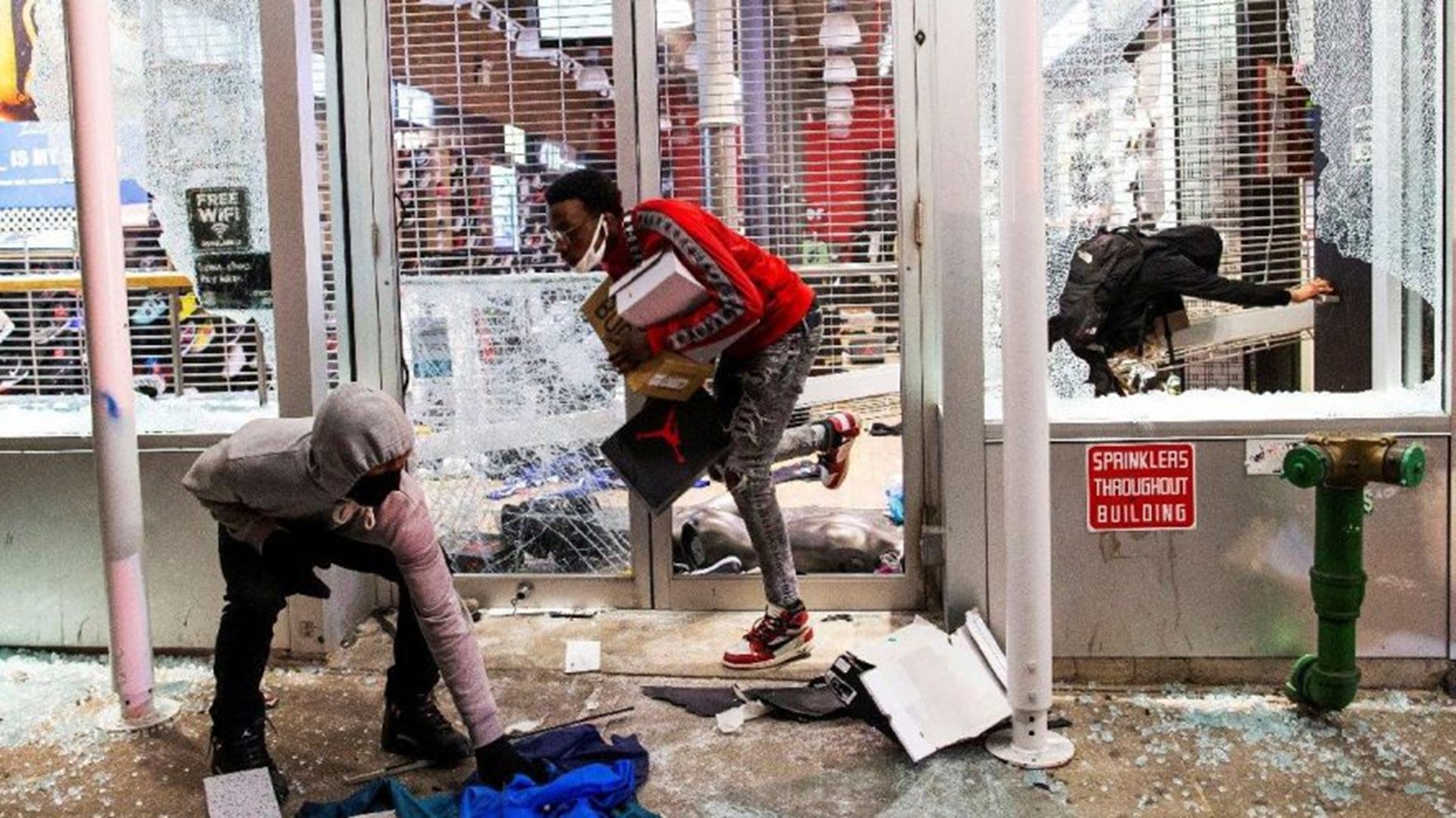 Воруют в сша книгу. Потери в магазине. Какую книгу часто воруют в америке. Негры грабят магазин. Какую книгу часто воруют в америке.