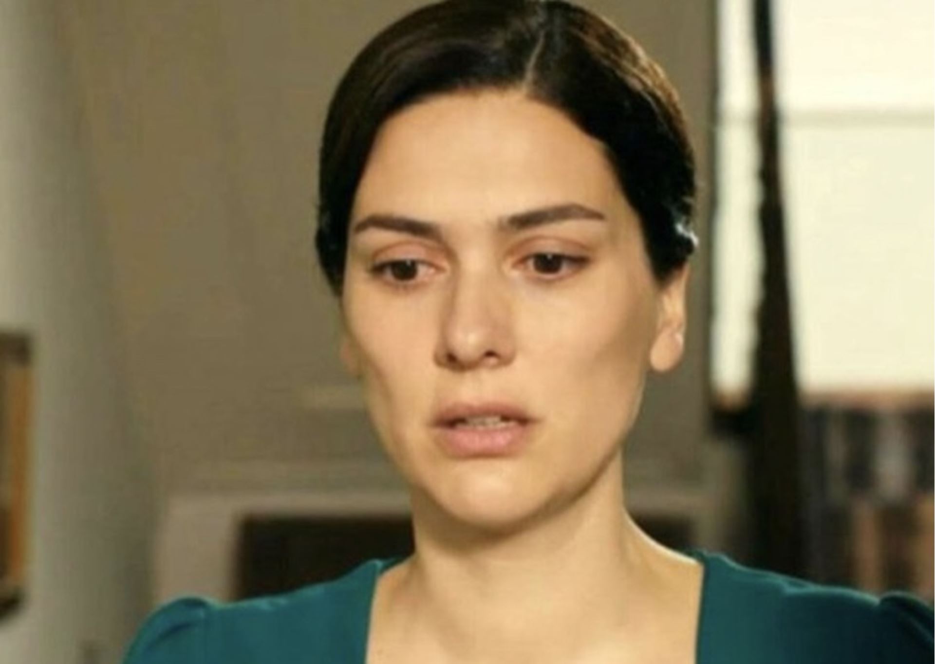 Bergüzar Korel gözyaşları içinde takipçilerinden yardım ...