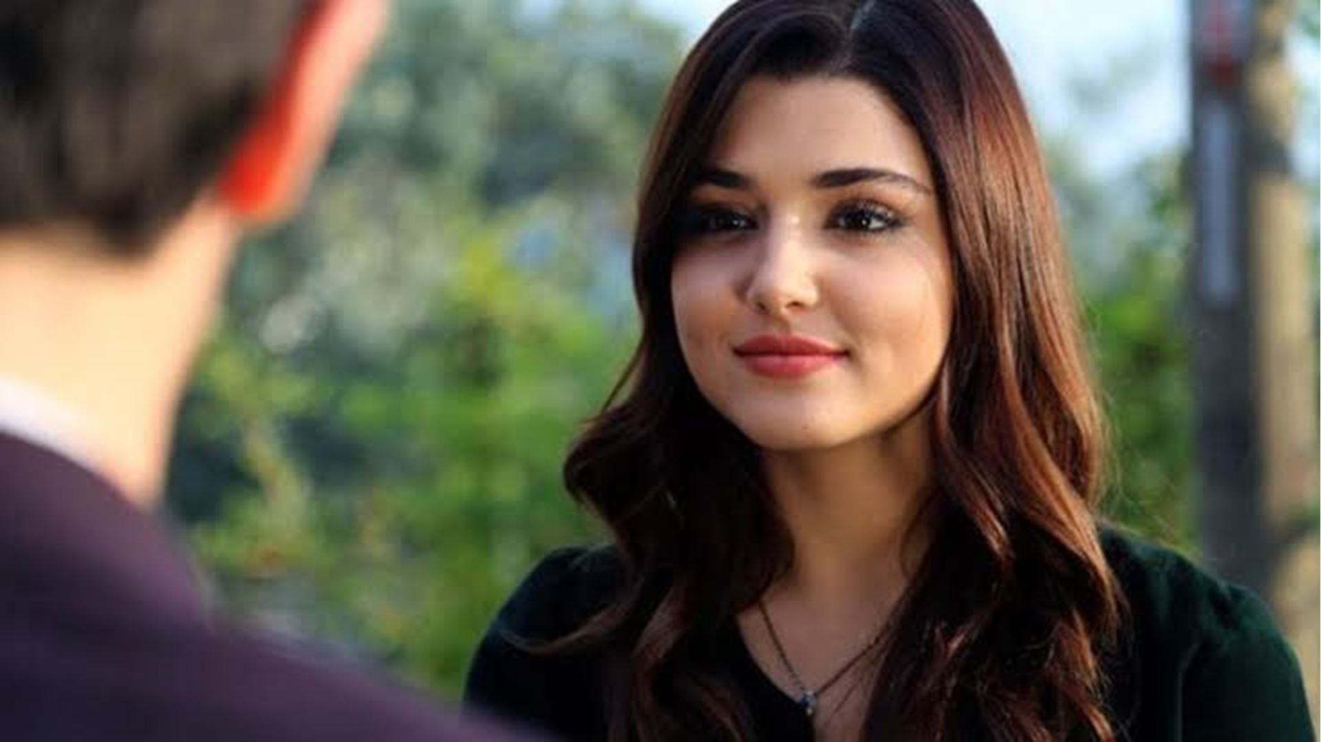 где снималась ханде эрчел. ханде эрчел хаят. ханде эрчел halka. серкан чайоглу в сериале кольцо. где снималась ханде эрчел.