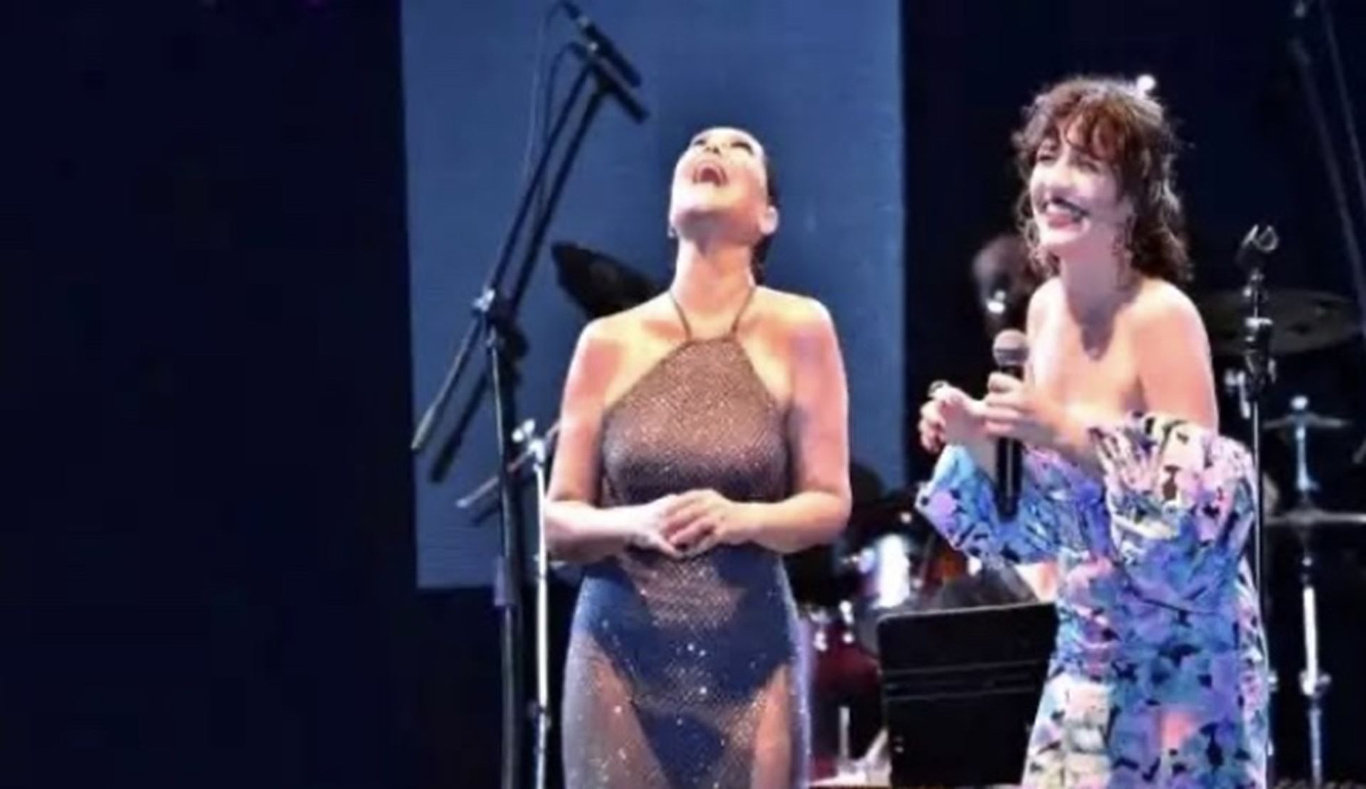 Hülya Avşar ve Gonca Vuslateri karşılıklı dans etti