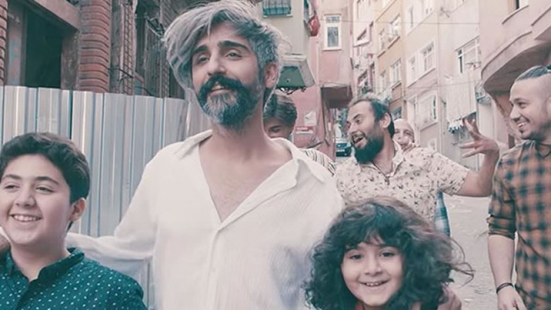 Manus baba - bu havada gidilmez перевод. Manuş baba bu havada gidilmez текст. Bu havada gidilmez фон. Bu baba. Bu baba.