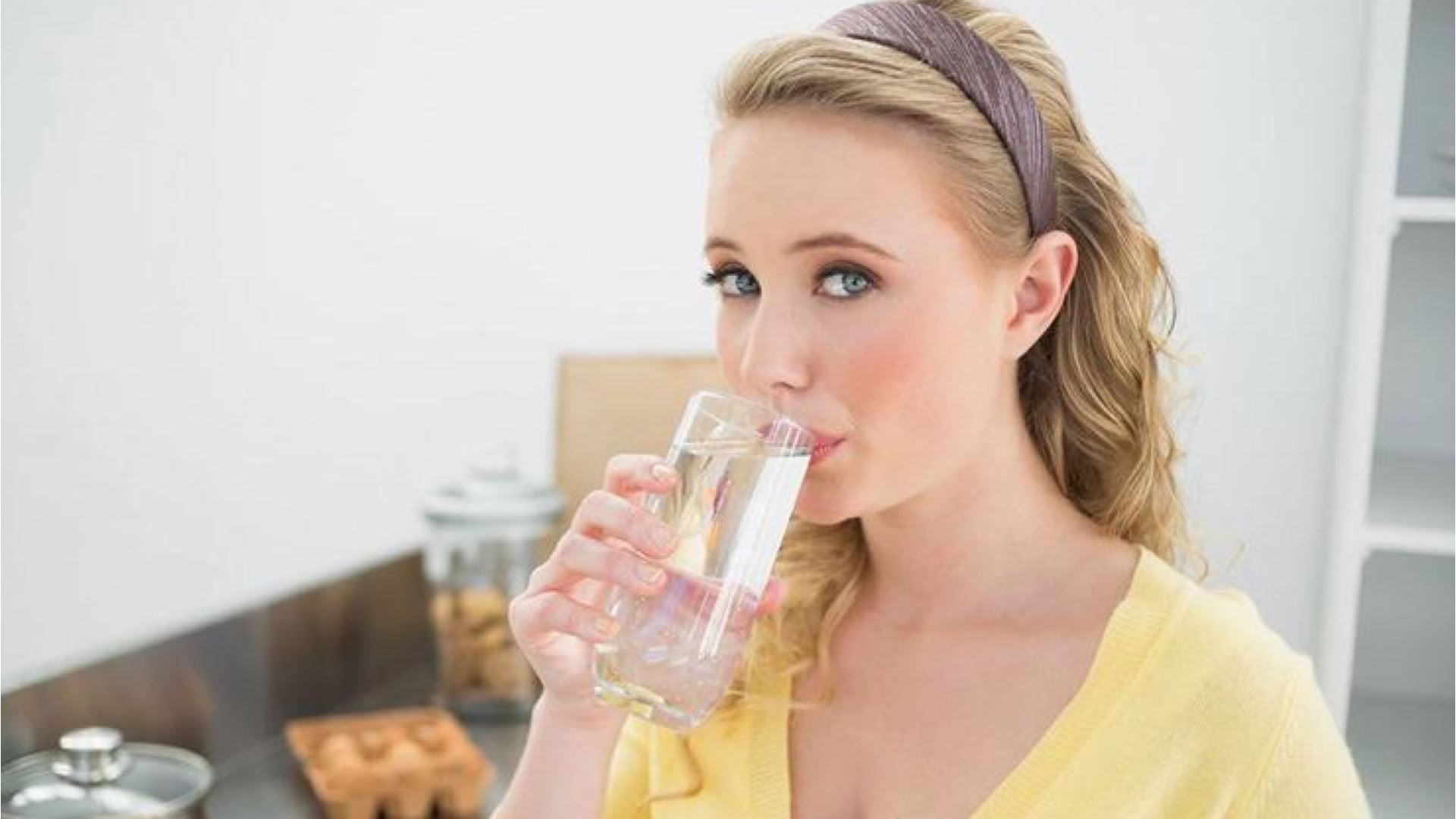 Запивать теплой водой. Пить воду с едой. Девушка пьет воду перед едой. Девушка со стаканом воды. Девушка пьет воду.